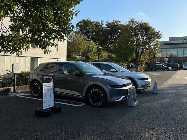 현대자동차 전기차 체험 '모션' 서비스를 이용할 수 있는 일본 도쿄 츠타야서점 주변에 아이오닉5 두 대가 주차돼있다. ⓒ독자제공