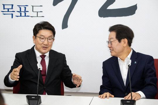 이재명(오른쪽) 더불어민주당 대표와 권성동 국민의힘 원내대표가 지난 2022년 회동했을 당시 모습. [국회사진기자단]