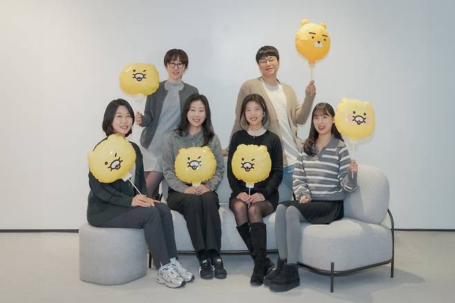 카카오페이손해보험 해외여행보험을 기획하고 개발한 카카오페이손보 해외여행보험팀 팀원들이 17일 경기도 성남시 카카오페이 본사에서 기념촬영을 하고 있다. 왼쪽부터 카카오페이손보 해외여행보험팀 이선영 매니저(상품 개발), 박조은 매니저(디자이너), 우지현 매니저(상품 운영), 안민서 매니저(서비스 기획), 강형준 리더(PO), 정단미 매니저(상품 운영). 카카오페이손해보험 제공