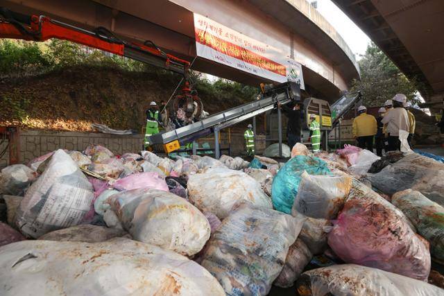 내년이면 쓰레기 종량제가 도입된 지 30년이 된다. 기후위기와 매립지 고갈 등 변화하는 위기에 대응하기 위해 추가적 대안 마련이 필요하다는 목소리가 커지고 있다. 사진은 2022년 11월 서울 마포구 청소차 차고지에 모아진 생활쓰레기. 연합뉴스