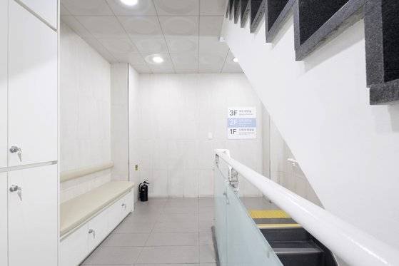 리모델링 후 2층 계단실의 모습. 사진 서울디자인재단