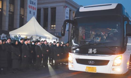 지난 3월 8일 경기 김포시청 앞에서 항의성 민원에 시달리다가 숨진 공무원 A(39)씨를 애도하는 노제가 진행되고 있다. 사진 김포시