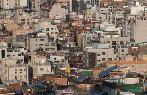 17일 국토교통부에 따르면 수도권에 전용면적 85㎡ 이하, 공시가격 5억원 이하 빌라를 한 채 보유한 사람이 청약에서 무주택자로 간주한다는 내용의 '주택공급에 관한 규칙' 개정안이 18일 공포·시행된다.   사진은 이날 서울 광진구 자양동 일대 빌라 모습. 2024.12.17/뉴스1