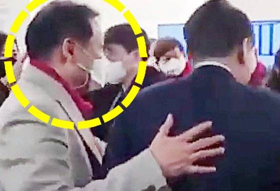 지난 2022년 윤석열 당시 대선 후보(현 대통령)가 선거대책본부의 네트워크본부 사무실을 방문했을 때 ‘건진법사’로 알려진 전성배씨(노란색 원)가 관계자들에게 윤 대통령을 소개하고 있다. 사진 유튜브 캡처