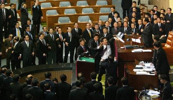 노무현 대통령 탄핵안 표결을 강행하려는 박관용 의장과 야당 의원들에게 열린우리당 의원들이 거세게 항의하고 있다. 중앙포토