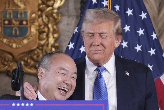 지난 16일 미국 플로리다주에서 도널드 트럼프 미국 대통령 당선인과 손정의(일본명 손마사요시) 소프트뱅크그룹 회장이 기자회견을 하고 있다. AP=연합뉴스