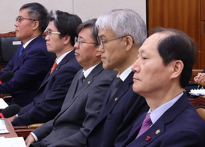 17일 국회에서 열린 법제사법위원회 전체회의 비상계엄 사태 관련 현안질의에서 참석자들이 의원 질의를 듣고 있다. 왼쪽부터 김석우 법무부 장관 직무대행, 오동운 고위공직자범죄수사처장, 김정원 헌법재판소 사무처장, 천대엽 법원행정처장, 이완규 법제처장.