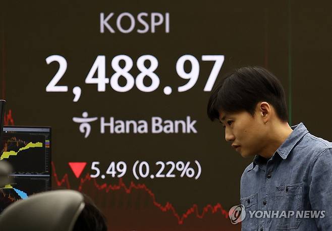 16일 오후 서울 중구 하나은행 본점 딜링룸의 모습. 연합뉴스