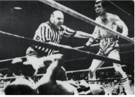 1977년 파나마에서 열린 세계복싱협회(WBA) 주니어페더급 초대 타이틀 결정전에서 홍수환(오른쪽)이 헥토르 카라스키야를 다운시킨 모습.