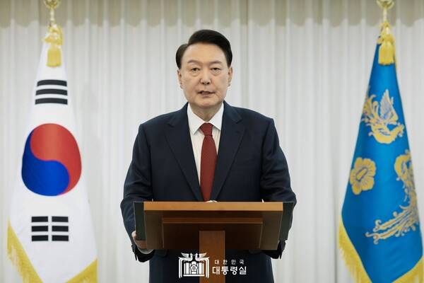 ▲윤석열 대통령이 14일 국회 탄핵안 가결 이후 담화를 발표하고 있다. 사진=대통령실