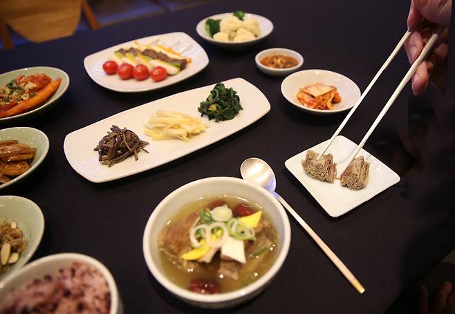 아워홈의 연화식 기술 적용 식재로 만든 한상차림 사진. <아워홈>