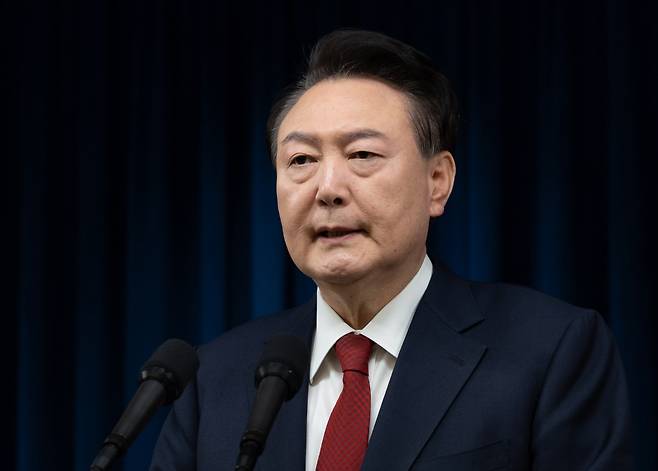 윤석열 대통령이 지난 7일 서울 용산 대통령실 청사에서 국회 본회의 대통령 탄핵소추안 표결을 앞두고 대국민 담화를 발표하고 있다. /사진=대통령실 제공