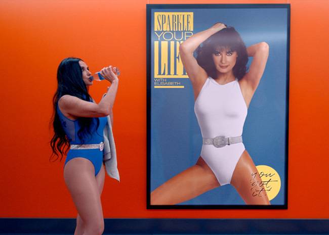 ‘전신 성형’이란 꼬리표가 달린 데미 무어는 젊어지기 위해 위험을 무릅쓴 엘리자베스 스파클 역의 적임자였다. 찬란·뉴 제공