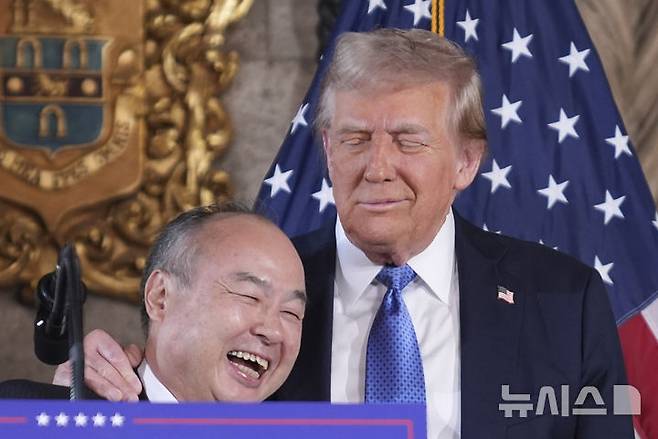 [팜비치=AP/뉴시스] 도널드 트럼프(오른쪽) 미국 대통령 당선인과 마야요시 손(손정의) 일본 소프트뱅크 회장이 16일(현지시각) 플로리다주 팜비치의 마러라고에서 기자회견하고 있다. 이 자리에서 트럼프 당선인은 손정의 회장을 향해 당초 소프트뱅크의 투자 예정액인 1000억 달러를 2000억 달러로 늘려줄 수 있겠느냐고 농담하자 손 회장은 "노력하겠다"라고 화답했다. 2024.12.17.