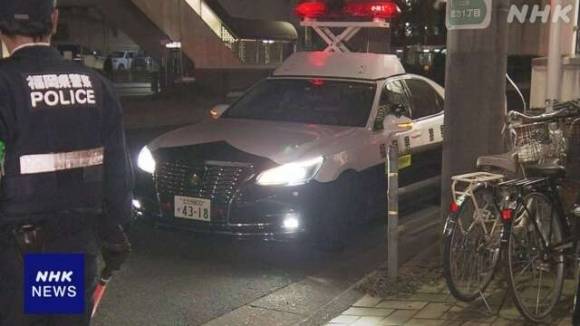 일본 후쿠오카현 기타큐슈시의 한 패스트푸드점에서 괴한이 휘두른 흉기에 중학생 1명이 숨지고 1명이 다치는 사건이 발생했다. 아직 용의자가 붙잡히지 않아 경찰은 수사를 서두르는 중이다. NHK 보도화면 캡처