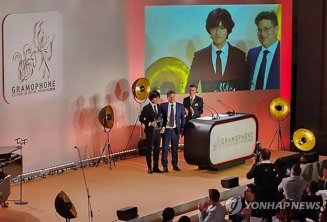 영국 그라모폰 어워즈 피아노부문 수상한 임윤찬 (런던=연합뉴스) 김지연 특파원 = 피아니스트 임윤찬이 10월 2일(현지시간) 오후 영국 런던에서 열린 그라모폰 클래식 뮤직 어워즈 시상식 무대에서 '쇼팽: 에튀드'로 피아노 부문에서 상을 받고 있다. 2024.10.3 cherora@yna.co.kr