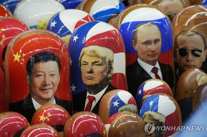 미국과 러시아, 중국 지도자의 모습이 인쇄된 러시아 전통인형 마트료시카 [AP 연합뉴스 자료사진]
