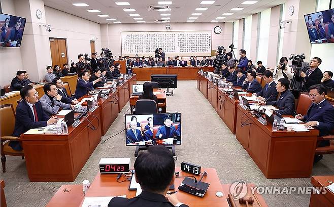 어수선한 법사위 회의장 (서울=연합뉴스) 류영석 기자 = 17일 국회에서 열린 비상계엄 사태 관련 법제사법위원회 전체회의 현안질의에서 여야당 의원들이 설전을 벌이고 있다. 2024.12.17 ondol@yna.co.kr