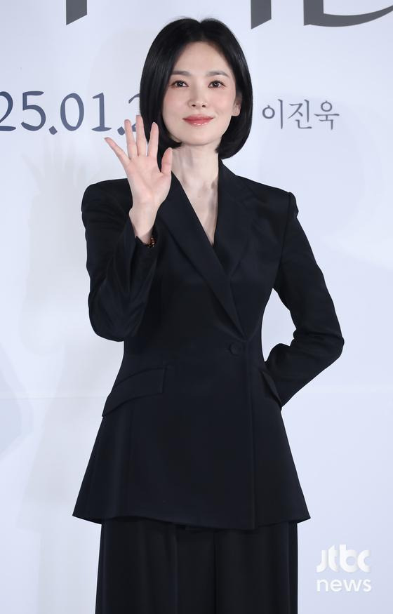 16일 오전 서울 CGV용산아이파크몰점에서 영화 '검은수녀들' 제작보고회가 열렸다. 권혁재 감독, 배우 송혜교, 전여빈, 이진욱, 문우진이 참석했다. 박세완 엔터뉴스팀 기자 park.sewan@jtbc.co.kr (콘텐트비즈니스본부)