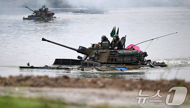 22일 경기 여주시 남한강에서 열린 한미연합 제병협동 도하훈련에서 K21 장갑차가 강습도하 작전을 수행하고 있다. (공동취재) 2024.10.22/뉴스1 ⓒ News1 김영운 기자