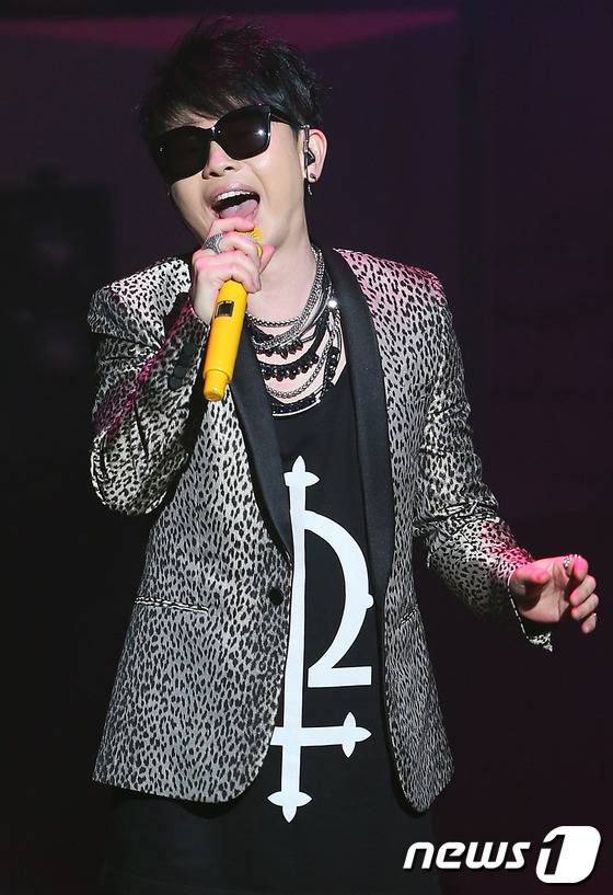 가수 이승환이 28일 오후 서울 송파구 방이동 올림픽공원 우리금융아트홀에서 열린 정규 11집 'fall to fly-前' 발매기념 쇼케이스에서 멋진 무대를 펼치고 있다. 2014.3.28 스타뉴스/뉴스1