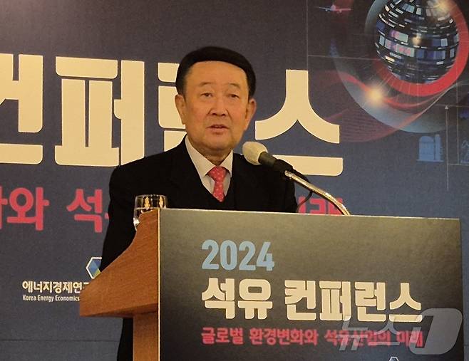 박주선 대한석유협회 회장이 18일 서울 중구 롯데호텔에서 열린 '2024 석유컨퍼런스'에서 개회사를 하고 있다. 2024.12.18/뉴스1 ⓒ News1 최동현 기자