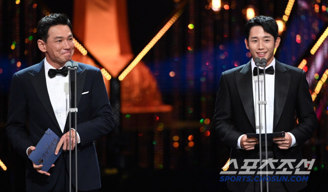 제43회 청룡영화상 시상식이 25일 여의도 KBS홀에서 열렸다. 시상자로 나온 황정민, 정해인의 모습. 허상욱 기자wook@sportschosun.com/2022.11.25/