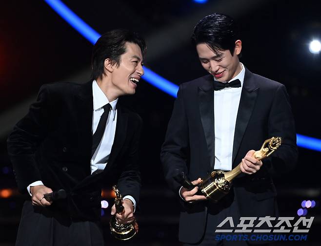 제45회 청룡영화상 시상식이 29일 여의도 KBS홀에서 열렸다. 청정원 인기스타상을 수상한 구교환, 정해인이 기뻐하고 있다. 허상욱 기자wook@sportschosun.com/2024.11.29/