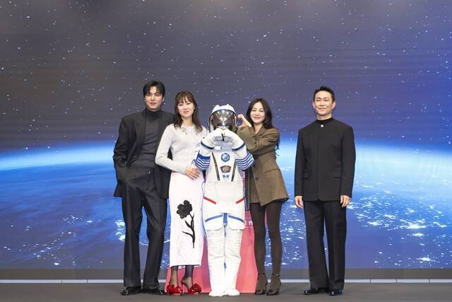 배우 이민호 공효진 한지은 오정세(왼쪽부터)가 18일 오후 2시 서울 구로구 신도림 디큐브시티에서 진행된 tvN 새 토일드라마 '별들에게 물어봐' 제작발표회에 참석했다. /tvN