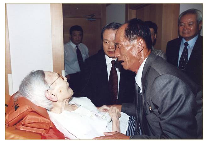 2000년 8월 18일 새벽 서울 신촌세브란스병원 병실에서 북에서 온 양한상(앞줄 오른쪽)씨와 어머니 김애란씨가 상봉하는 모습을 동생 양한종(뒷줄 오른쪽)씨가 지켜보고 있다. /양한종씨 제공