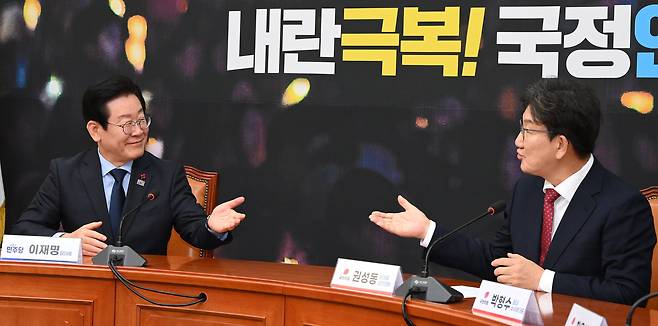 권성동 국민의힘 당대표 권한대행 겸 원내대표가 18일 오후 더불어민주당 이재명 대표를 예방하고 있다. /이덕훈 기자