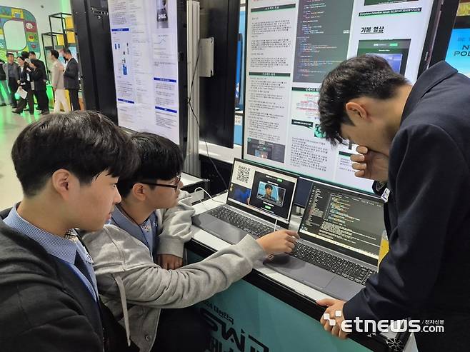 환일고의 파이크(FIKE) 팀이 개발 성과를 활용한 딥페이크 탐지 결과를 살펴보고 있다. 사진 왼쪽부터 임성근, 박건희, 한정원 학생.