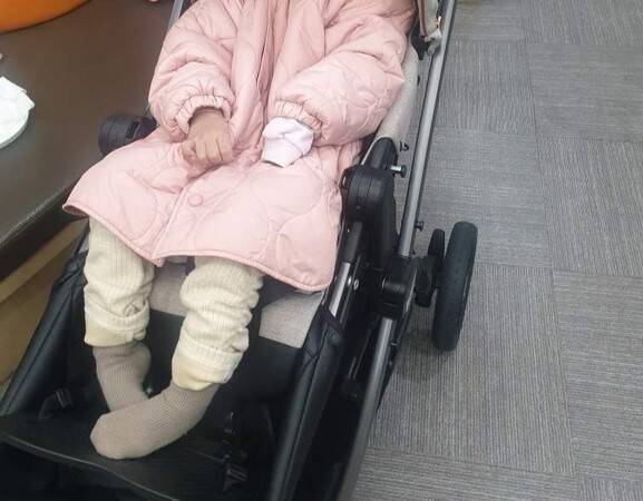 레녹스 가스토 증후군을 앓는 민정이(가명·6)가 유아차에 누워 잠을 자고 있다. 사진 민정이 아빠 제공