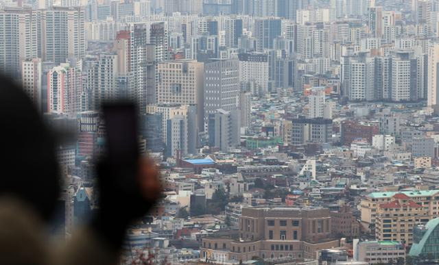 17일 서울 시내에서 바라본 빌라 밀집 지역과 아파트 단지. 연합뉴스