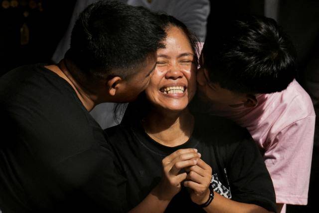 2010년 인도네시아에 헤로인을 밀반입한 혐의로 현지에서 구금됐다가 14년 만에 본국 송환된 필리핀 여성 메리 제인 벨로소(왼쪽 두 번째)가 18일 필리핀 마닐라 여성 교도소에서 훌쩍 커버린 두 아들에게 키스를 받고 있다. 마닐라=로이터 연합뉴스