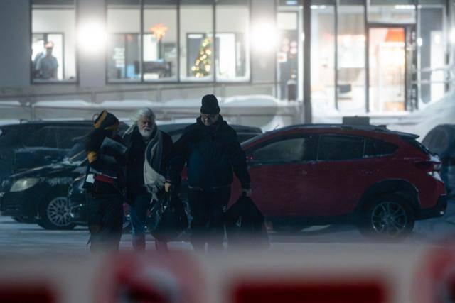 그린란드 누크에서 17일 해양보호단체 '시셰퍼드'의 설립자이자 포경반대 활동가 폴 왓슨(가운데)이 석방되고 있다. 폴 왓슨은 지난 7월 그린란드 누크에서 일본 포경선 '간게이마루'호를 막아서다가 체포됐으며 일본이 2010년 포경선 조업 방해 등 업무방해 혐의로 일본 해양경비대에 수배돼 일본의 요청으로 국제형사경찰기구의 적색수배를 받아왔다. 왓슨의 석방은 덴마크 당국이 일본의 인도 요청을 거부하면서 이뤄졌다. 누크=AP 연합뉴스