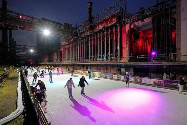 독일 에센에서 17일 시민들이 옛 졸버라인 탄광 산업 단지에 마련된 아이스링크에서 스케이트를 타며 즐거워하고 있다. 과거 세계 최대 탄광 산업 단지에서 문화예술공간으로 재탄생해 여름에는 시원한 수영장이 설치되는 졸버라인 탄광의 일부인 졸버라인 코크스 공장 녹슨 강철 산업단지에 겨울을 맞아 설치된 150m 길이로 이어진 아이스링크는 내년 1월 5일까지 개장한다. 에센=AP 연합뉴스