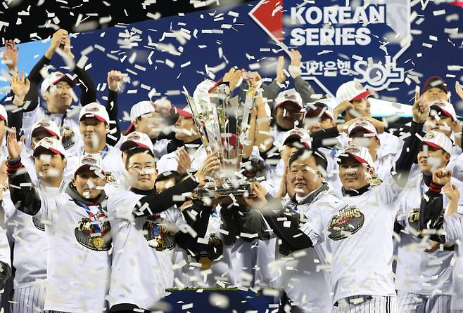 LG가 2023년 11월 13일 서울 잠실구장에서 열린 한국시리즈 5차전에서 KT 위즈를 물리치고 우승한 뒤 기뻐하고 있다. 시상식에서 염경엽 감독, 구광모 회장, 차명석 단장, 주장 오지환이 우승 트로피를 들고 포즈를 취하고 있다. 잠실=김민규 기자 mgkim1@edaily.co.kr /2023.11.13/