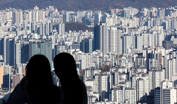 서울 인왕산에서 바라본 서울 시내 아파트 모습. [사진=연합뉴스]