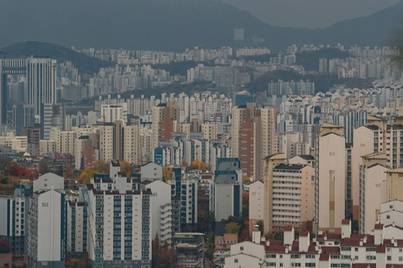 서울 인왕산에서 바라본 서울 시내 아파트 모습. [사진=연합뉴스]