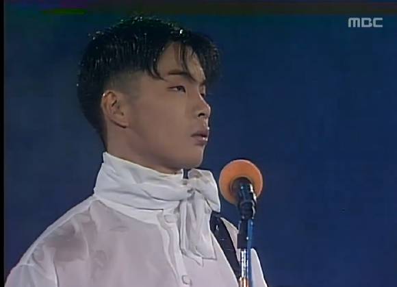 1994년 대학가요제에서 전람회로 공연중인 고 서동욱 [사진=MBC 유튜브]