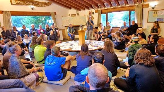 산티아고 순례길 북쪽 길 루트 중 최고 인기 숙소로 통하는 구에메스 알베르게. 기부제로 운영하며 매일 밤 순례자를 위한 작은 축제가 열린다.