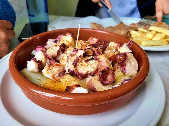 삶은 감자를 밑에 깔고 문어를 위에 얹어 올리브유를 잔뜩 부어 내는 ‘뽈뽀 아 페이라’.