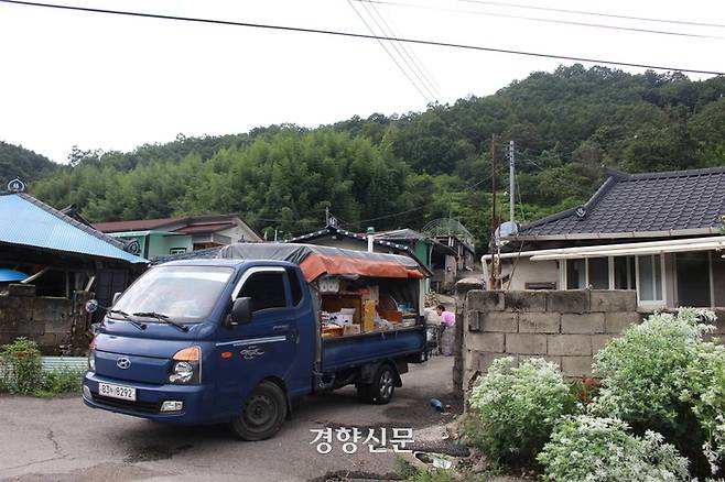 슈퍼마켓이 없는 전국의 농촌 지역에서는 트럭에 각종 물건을 싣고 와 파는 ‘만물트럭’이 슈퍼를 대신하고 있다. 경향신문 자료사진