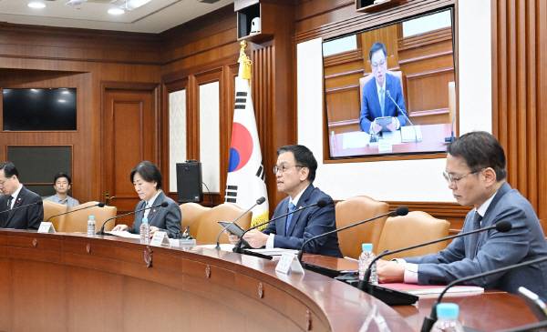 18일 정부서울청사에서 최상목(가운데) 부총리 겸 기재부 장관 주재로 ‘경제관계장관회의 겸 투자 활성화 장관회의’가 진행되고 있다. 기재부 제공