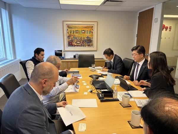 국내 주식시장에서 외국인 이탈이 가속화하는 가운데서도 BNK금융지주에는 외국인 투자가 꾸준하게 유입되고 있다. 사진은 지난 10월 23일 미국 뉴욕에서 BNK빈대인 회장이 외국인 투자자를 만나 투자설명회를 하는 모습.  BNK금융지주 제공