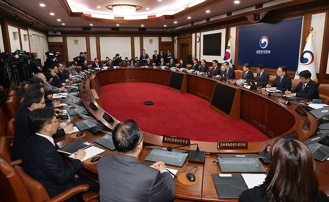 한덕수 대통령 권한대행 국무총리가 임시국무회의를 주재하는 자료사진