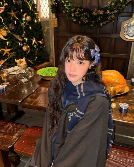 민지는 베이지 톤의 롱스커트를 매치해 세련되면서도 차분한 분위기를 더했다.사진=민지 SNS