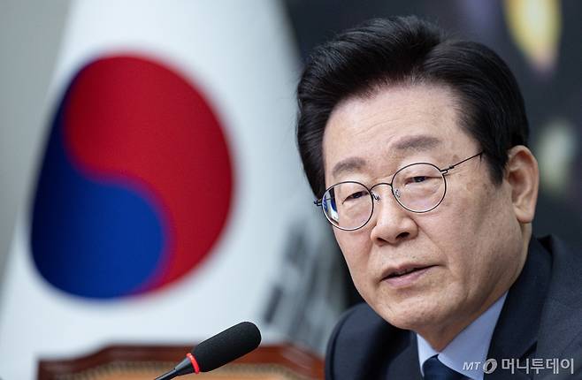 (서울=뉴스1) 이재명 기자 = 이재명 더불어민주당 대표가 16일 오후 서울 여의도 국회에서 제임스 김 주한미국상공회의소(AMCHAM) 회장을 접견하며 발언하고 있다. 2024.12.16/뉴스1 Copyright (C) 뉴스1. All rights reserved. 무단 전재 및 재배포, AI학습 이용 금지. /사진=(서울=뉴스1) 이재명 기자