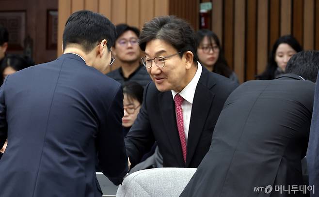[서울=뉴시스] 조성봉 기자 = 권성동 당 대표 권한대행 겸 원내대표가 17일 오전 서울 여의도 국회에서 열린 원내대책회의에서 참석자들과 악수하고 있다. 2024.12.17. suncho21@newsis.com /사진=조성봉